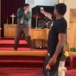 Video: Hombre intenta disparar a un pastor en EE. UU.